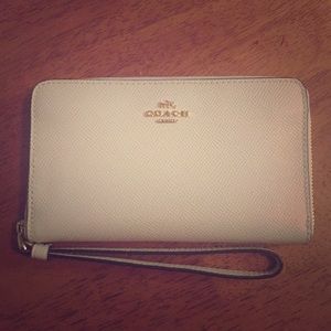 Coach wallet BRAND NEW, WITH TAGS. Open to offers!